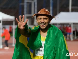 O paraibano Petrúcio Ferreira conquista sua quarta medalha de ouro nos 100m da classe T47 em Mundiais de atletismo. O Brasil fecha o primeiro dia de competição com 4 ouros.