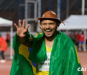 O paraibano Petrúcio Ferreira conquista sua quarta medalha de ouro nos 100m da classe T47 em Mundiais de atletismo. O Brasil fecha o primeiro dia de competição com 4 ouros.