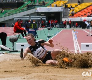 Salto em Distância feminino T47, realizado por atletas com deficiência nos membros superiores.