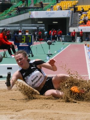 Salto em Distância feminino T47, realizado por atletas com deficiência nos membros superiores.