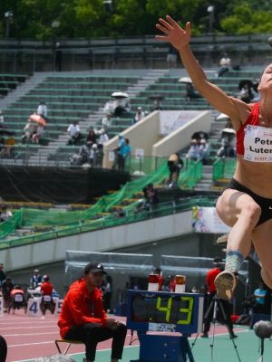 Salto em Distância feminino T47, realizado por atletas com deficiência nos membros superiores.