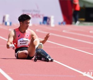 Durante a prova dos 100 m Classe T63, em que participava o Brasileiro Vinícius Rodrigues, o japonês Inagaki Katsuaki perde a prótese e vai ao chão.