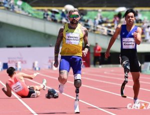 Durante a prova dos 100 m Classe T63, em que participava o Brasileiro Vinícius Rodrigues, o japonês Inagaki Katsuaki perde a prótese e vai ao chão.