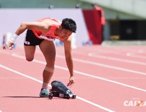 Durante a prova dos 100 m Classe T63, em que participava o Brasileiro Vinícius Rodrigues, o japonês Inagaki Katsuaki perde a prótese e vai ao chão.