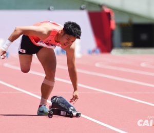 Durante a prova dos 100 m Classe T63, em que participava o Brasileiro Vinícius Rodrigues, o japonês Inagaki Katsuaki perde a prótese e vai ao chão.