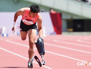 Durante a prova dos 100 m Classe T63, em que participava o Brasileiro Vinícius Rodrigues, o japonês Inagaki Katsuaki perde a prótese e vai ao chão.