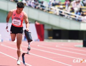 Durante a prova dos 100 m Classe T63, em que participava o Brasileiro Vinícius Rodrigues, o japonês Inagaki Katsuaki perde a prótese e vai ao chão.