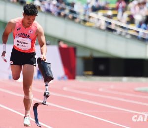 Durante a prova dos 100 m Classe T63, em que participava o Brasileiro Vinícius Rodrigues, o japonês Inagaki Katsuaki perde a prótese e vai ao chão.