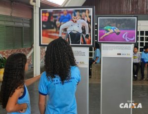 Alunos do ensino fundamental do CEF Nossa Senhora de Fátima em Planaltina participam da exposição itinerante Caravana Vemcedores.