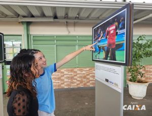 Alunos do ensino fundamental do CEF Nossa Senhora de Fátima em Planaltina participam da exposição itinerante Caravana Vemcedores.