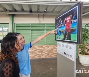 Alunos do ensino fundamental do CEF Nossa Senhora de Fátima em Planaltina participam da exposição itinerante Caravana Vemcedores.