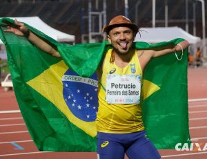 O paraibano Petrúcio Ferreira conquista sua quarta medalha de ouro nos 100m da classe T47 em Mundiais de atletismo. O Brasil fecha o primeiro dia de competição com 4 ouros.