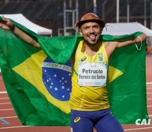 O paraibano Petrúcio Ferreira conquista sua quarta medalha de ouro nos 100m da classe T47 em Mundiais de atletismo. O Brasil fecha o primeiro dia de competição com 4 ouros.